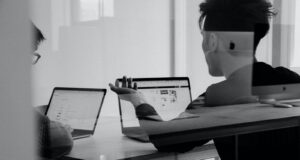 9 начини да преземете иницијатива на работа man using MacBook