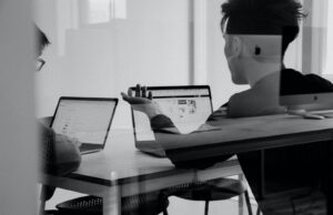 9 начини да преземете иницијатива на работа man using MacBook