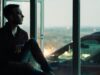 10 независни вештини кои се важни да ги поседувате man sitting beside window