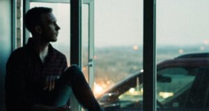 10 независни вештини кои се важни да ги поседувате man sitting beside window