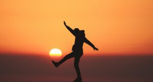 Како да живееме долго и среќно: Мотивација за здрав и исполнет живот photo of silhouette photo of man standing on rock