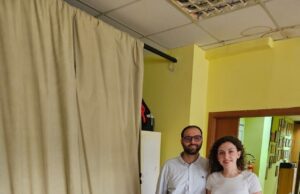 Младенци донираа пакети школски прибор во Црвен крст, собрани од гостите на нивната свадба