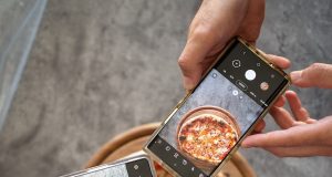 Генерацијата Z: Како тие ја дефинираат иднината person holding black smartphone taking photo of pizza