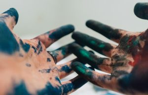 AI и уметноста: Може ли машината да биде креативна? person hand with green and blue paint