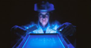 AI во медицината: Можно ли е да се дијагностицираат болести подобро од лекарите? woman doing research while holding equipment