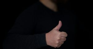 Универзални невербални гестови: Како телото зборува без зборови person in black long sleeve shirt