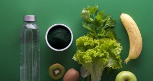 Здравје и благосостојба после 30: како да се чувате физички и ментално assorted fruits and vegetables on green surface