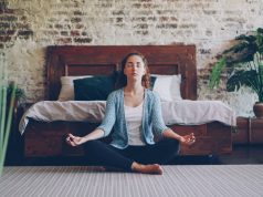Утрински ритуали кои го подобруваат менталното здравје Woman meditating cross-legged on the floor