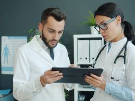 Два лекари разговарачи за медицински трендови 2025 и технологија во здравството користејќи таблет