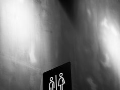 Родовите прашања и религијата: меѓу традицијата и родовата еднаквост Илустрација на родовите прашања и религијата - символи на жена и маж