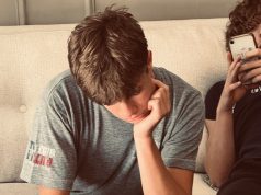 Развој на емоции кај адолесцентите: Влијание на технологијата и дигиталното опкружување a man sitting on a couch next to another man holding a cell phone
